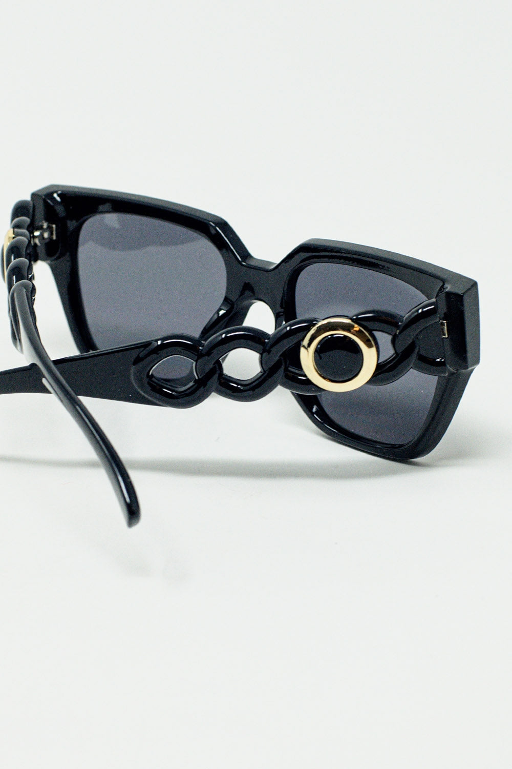 Gafas de sol negras gruesas y geométricas con lentes negras Q2
