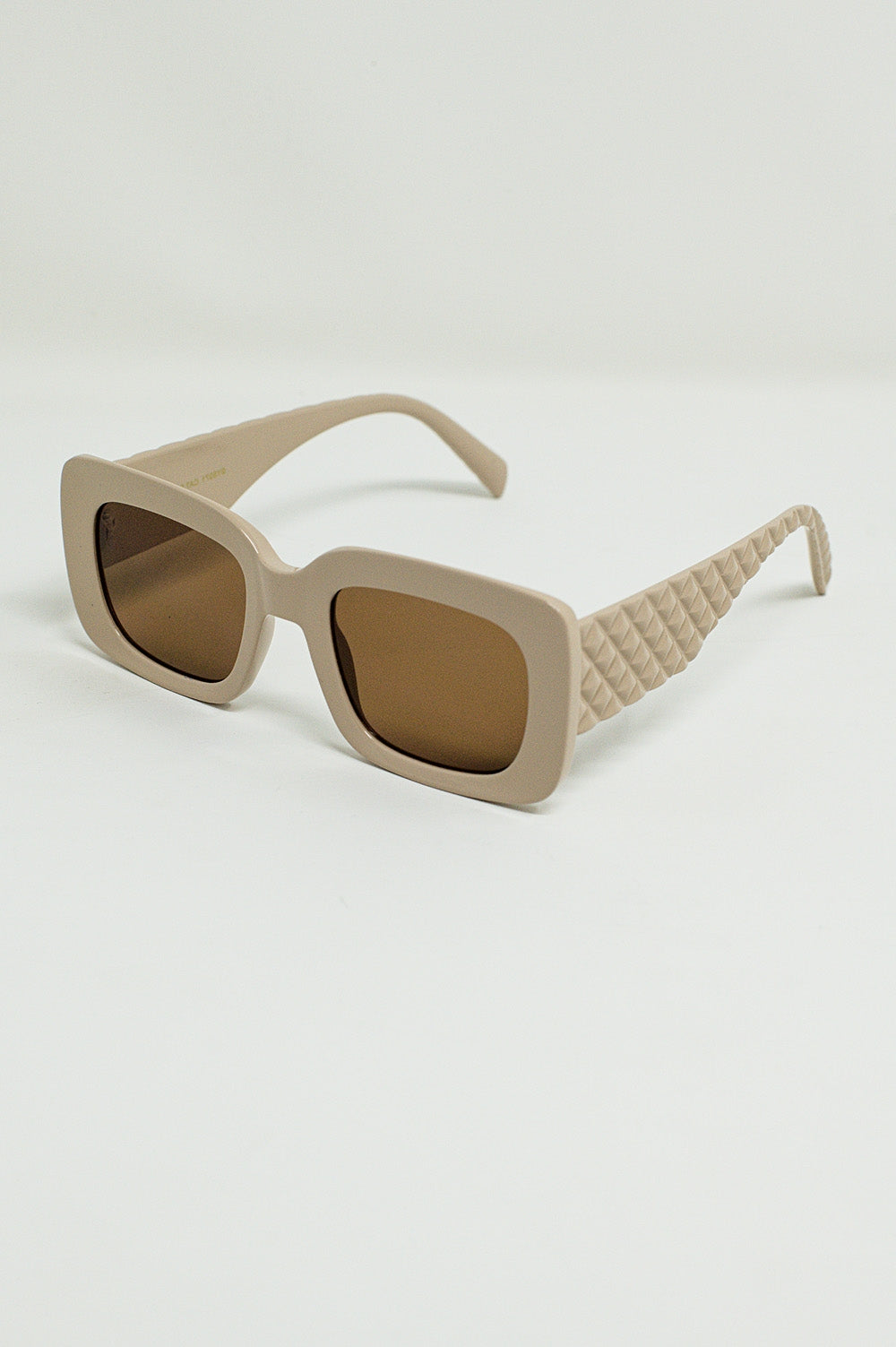 Gafas de sol ovaladas con lente ahumada en beige Q2