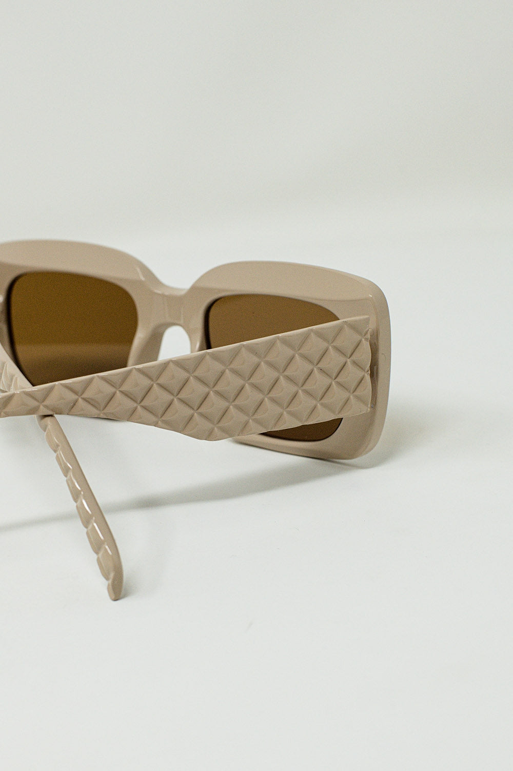 Gafas de sol ovaladas con lente ahumada en beige Q2