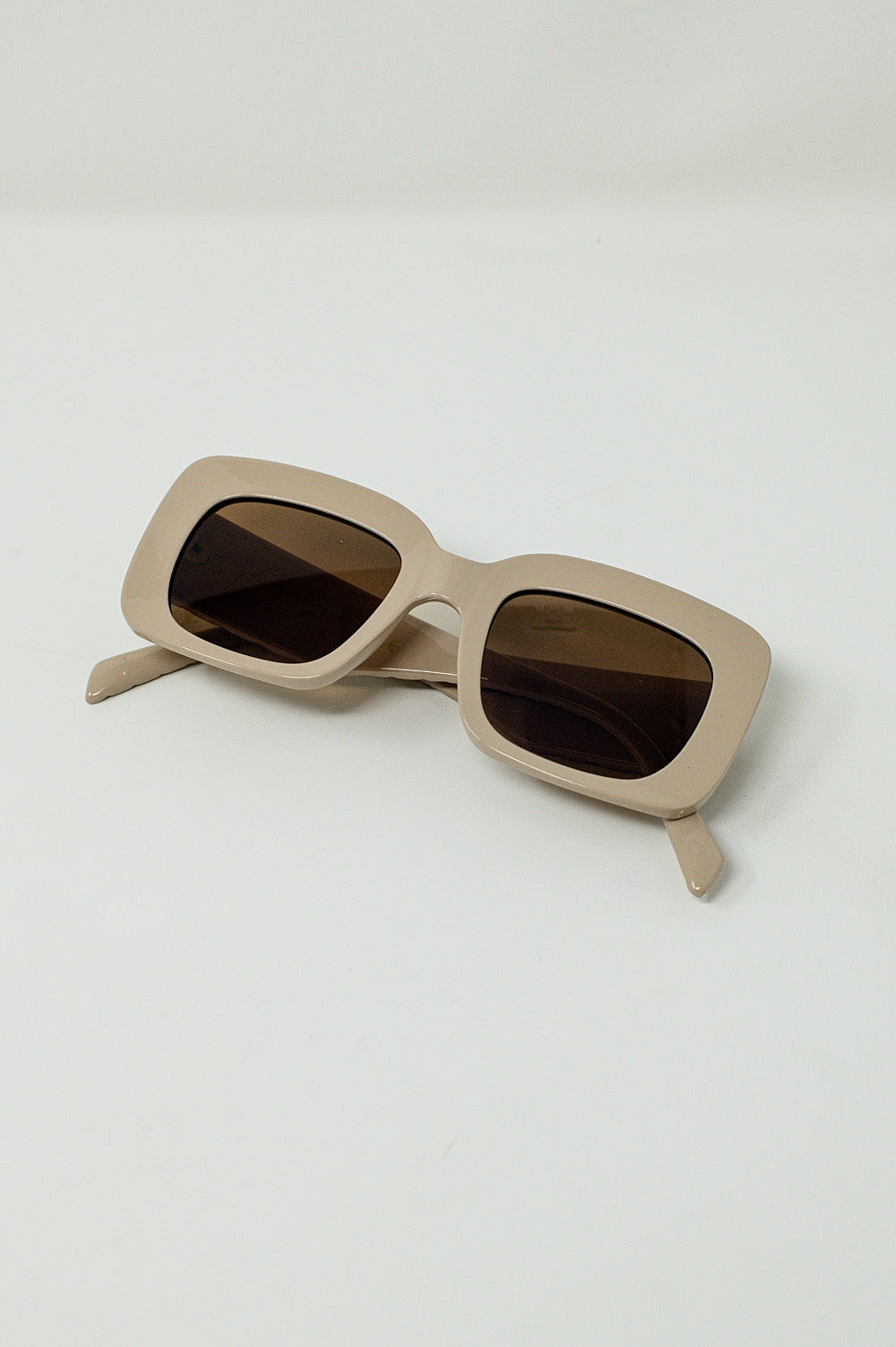 Gafas de sol ovaladas con lente ahumada en beige Q2