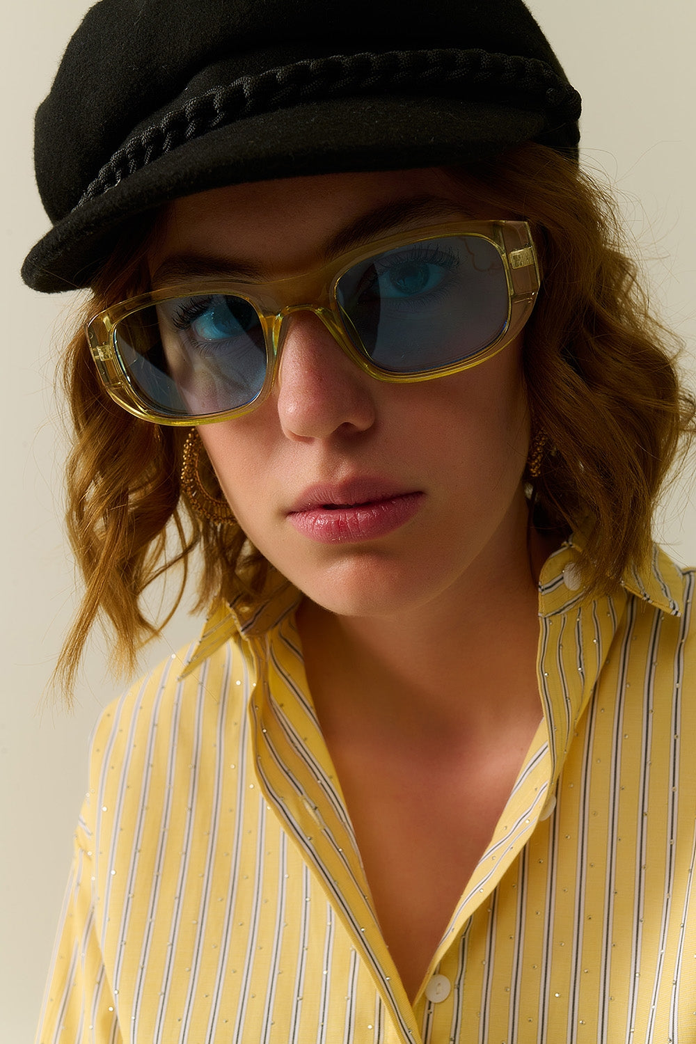 Gafas de sol ovaladas con montura transparente de alto brillo en amarillo Q2