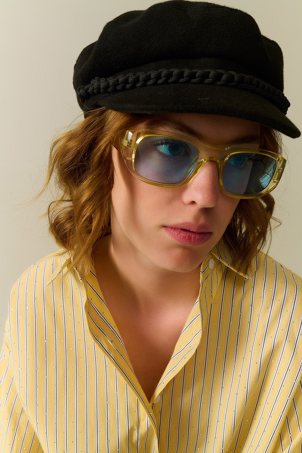 Gafas de sol ovaladas con montura transparente de alto brillo en amarillo Q2