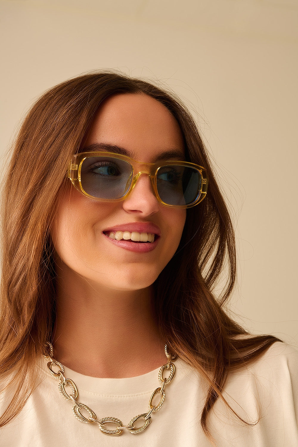 Gafas de sol ovaladas con montura transparente de alto brillo en amarillo Q2