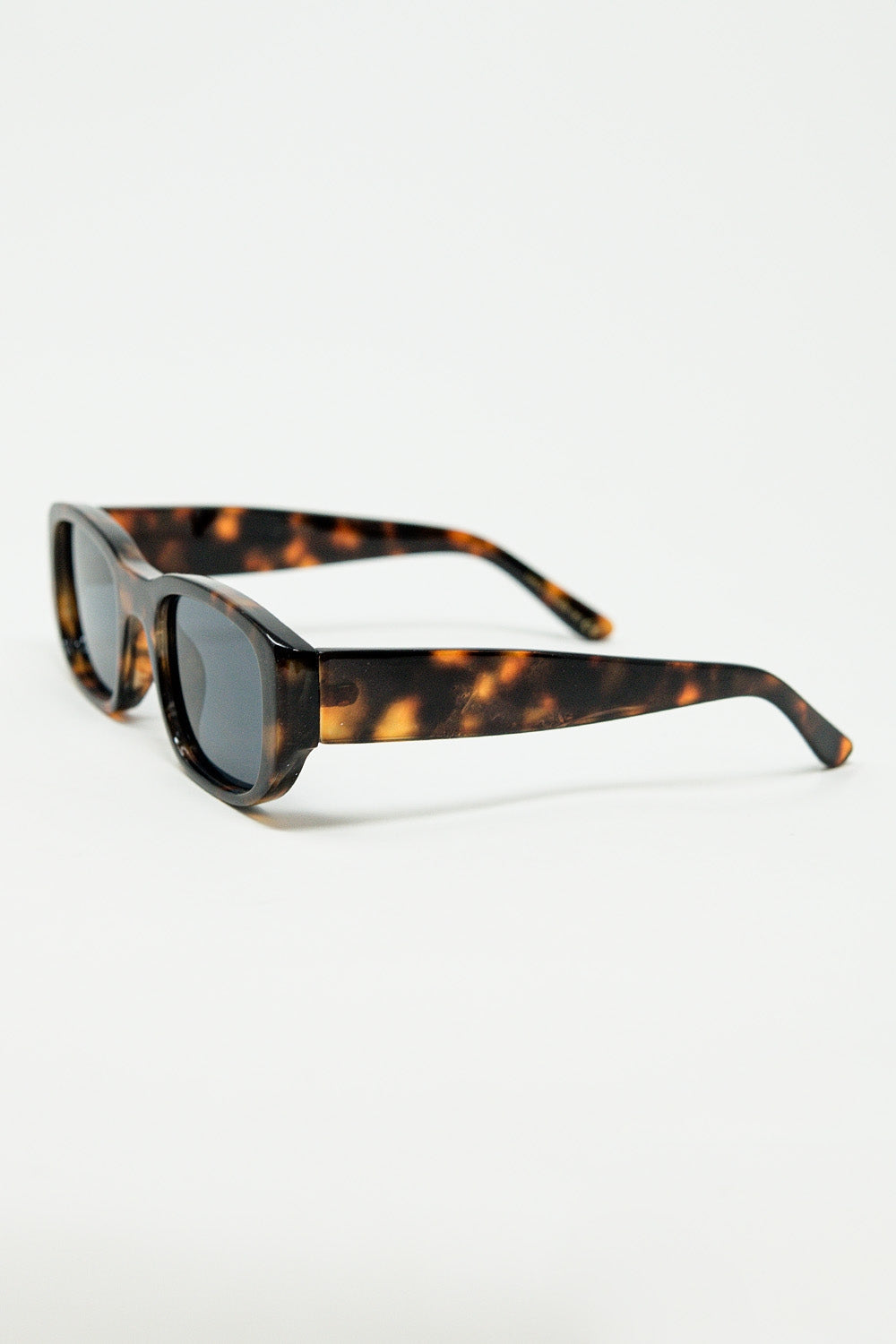 Gafas de sol ovaladas con montura transparente de alto brillo en marrón Q2