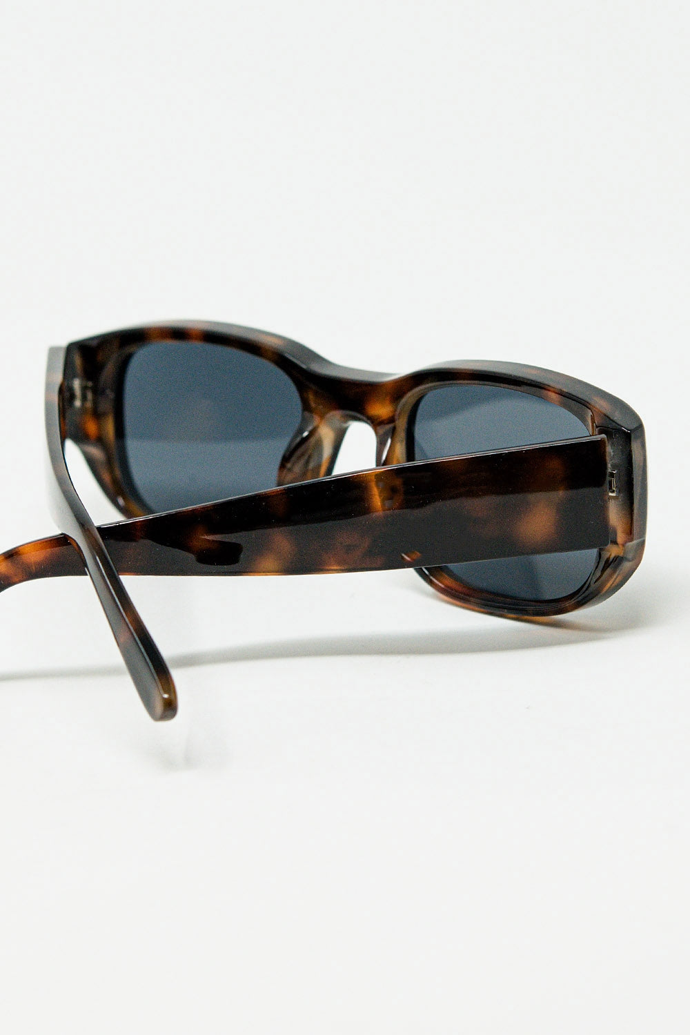 Gafas de sol ovaladas con montura transparente de alto brillo en marrón Q2