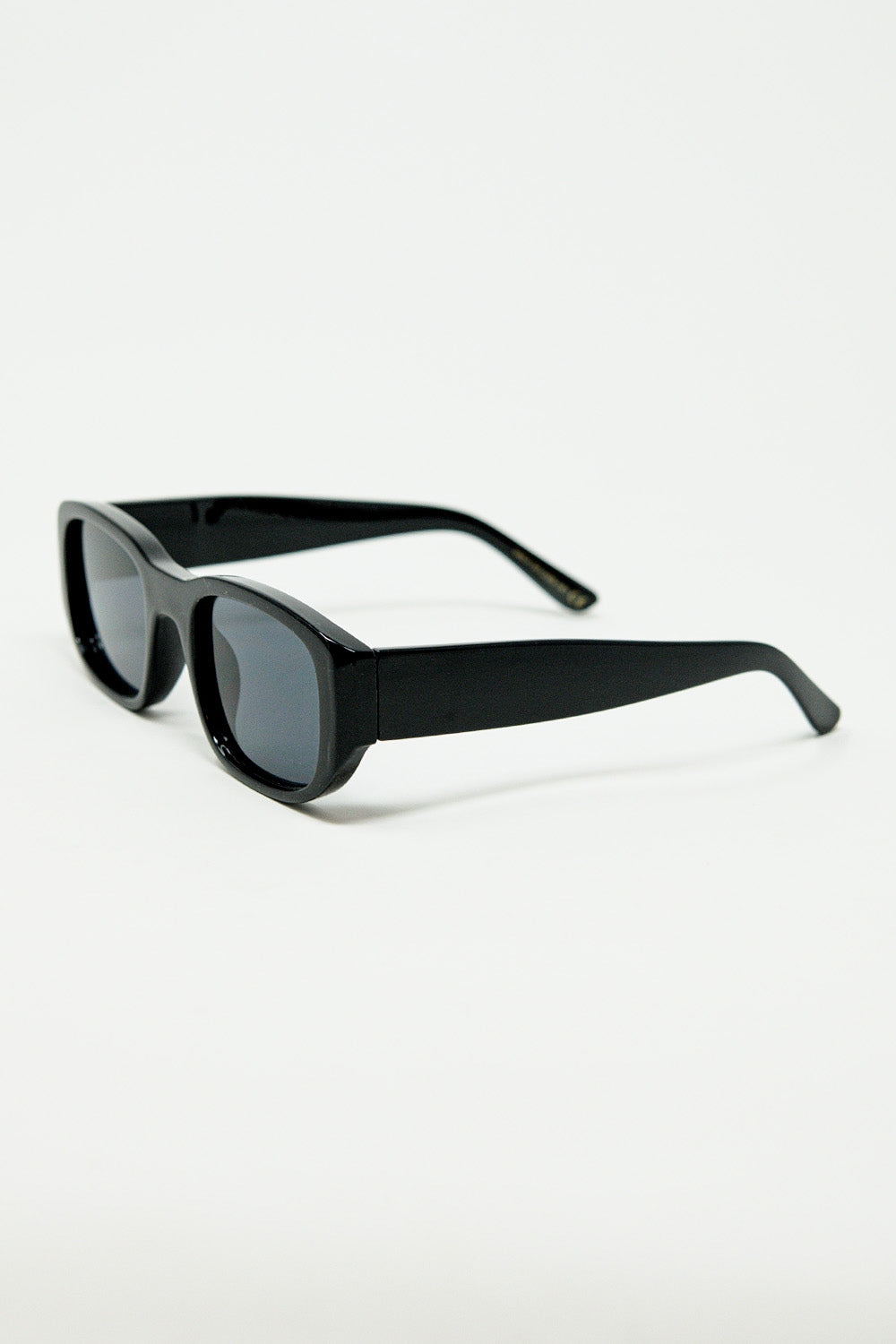 Gafas de sol ovaladas con montura transparente de alto brillo en negro Q2