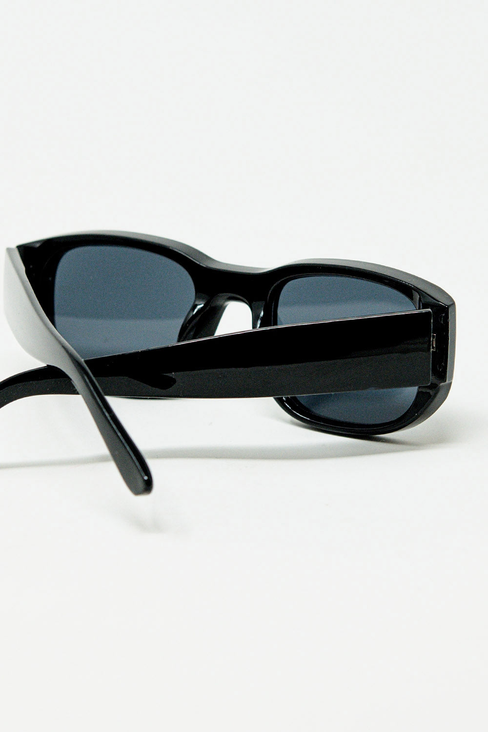 Gafas de sol ovaladas con montura transparente de alto brillo en negro Q2