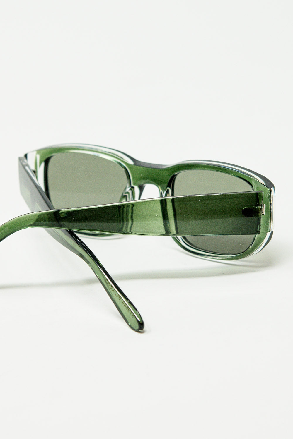 Gafas de sol ovaladas con montura transparente de alto brillo en verde Q2