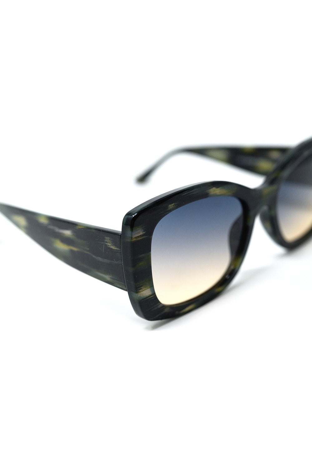 Gafas de sol ovaladas de acetato en carey verde Q2