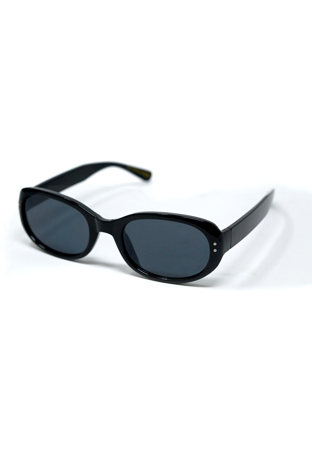 Gafas de sol ovaladas de acrílico negro Q2