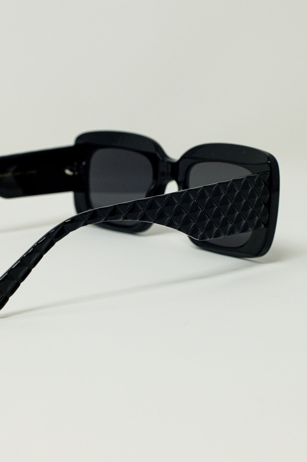 Gafas de sol ovaladas extragrandes con detalle lateral en negro Q2