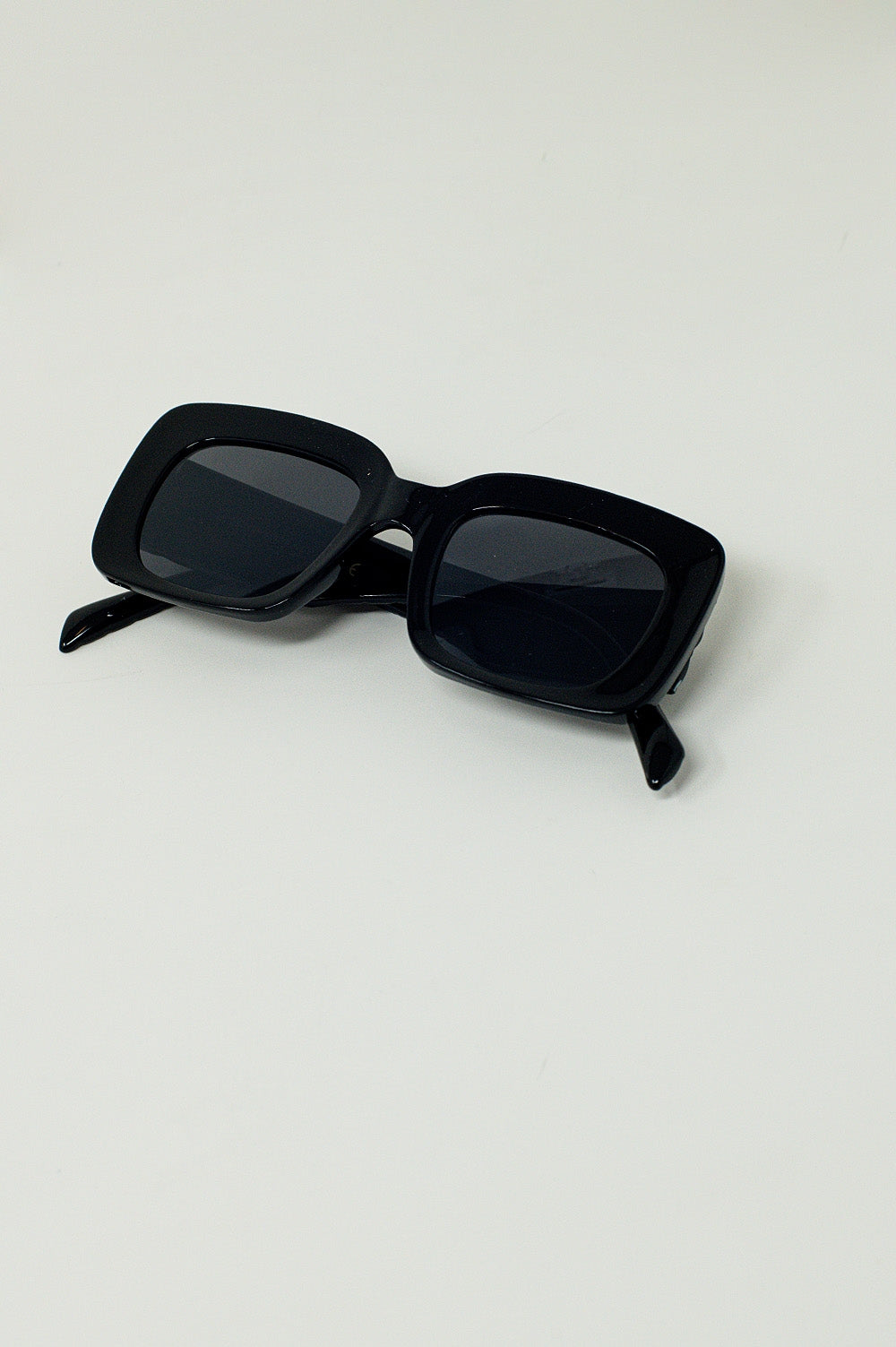 Gafas de sol ovaladas extragrandes con detalle lateral en negro Q2