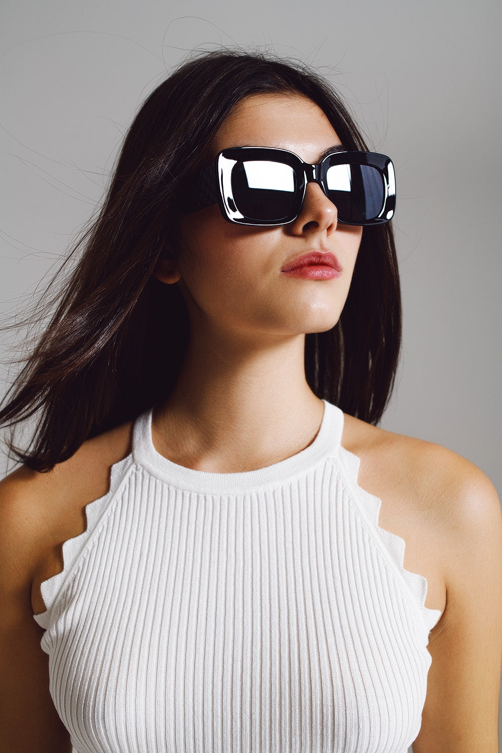 Gafas de sol ovaladas extragrandes con detalle lateral en negro Q2