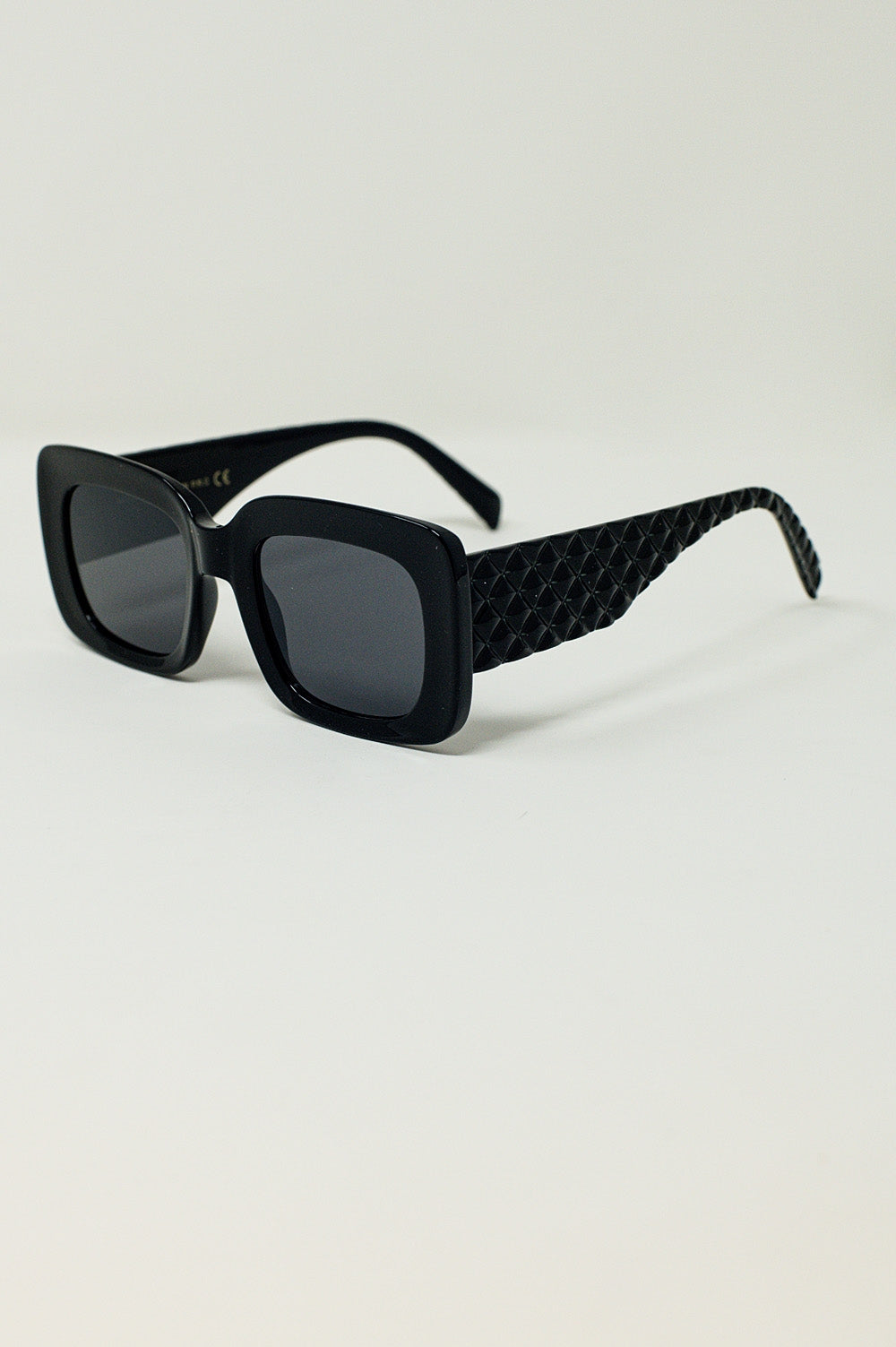 Gafas de sol ovaladas extragrandes con detalle lateral en negro Q2