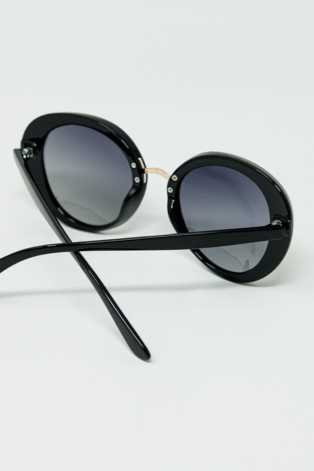 Gafas de sol ovaladas negras con detalle metálico dorado Q2