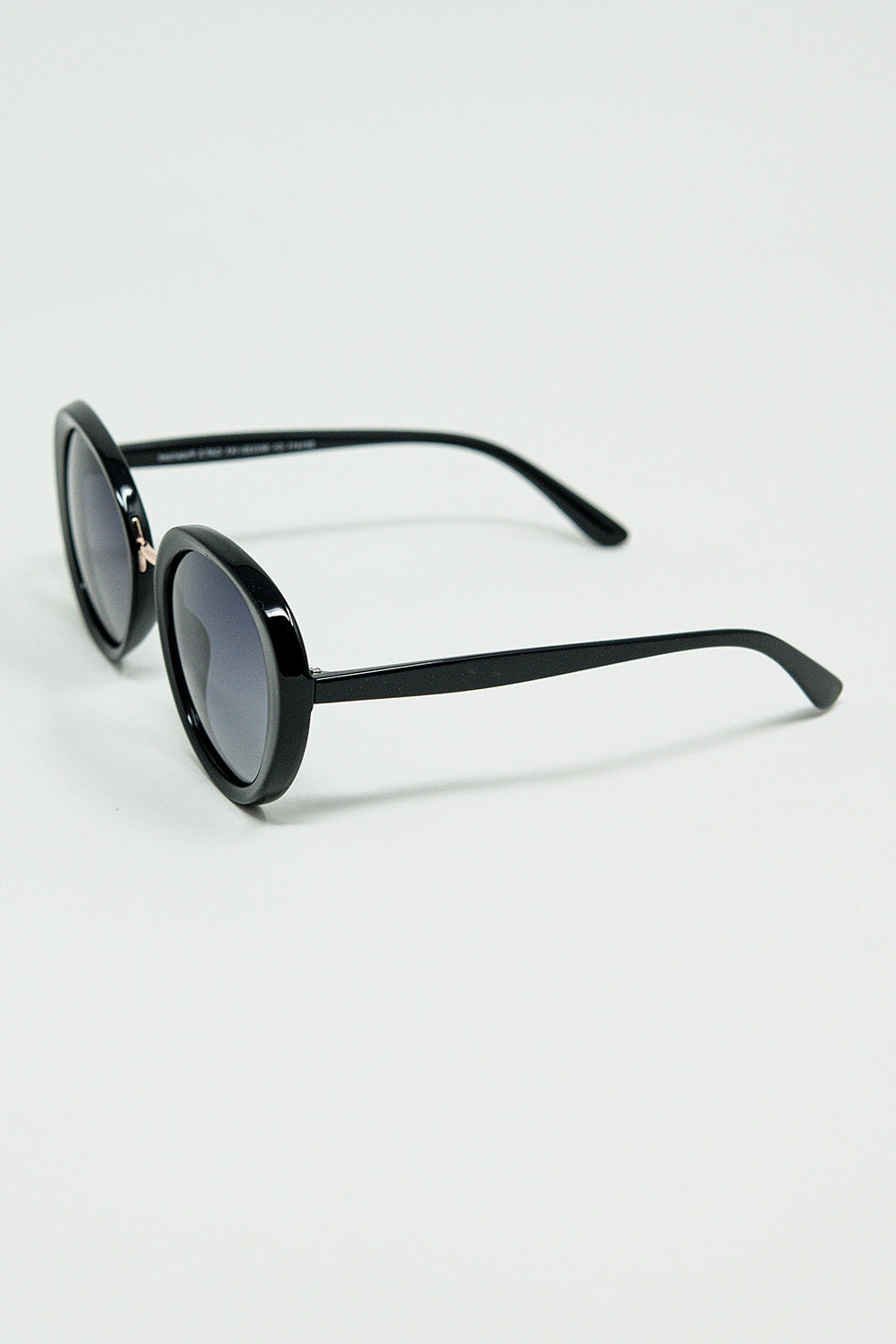 Gafas de sol ovaladas negras con detalle metálico dorado Q2