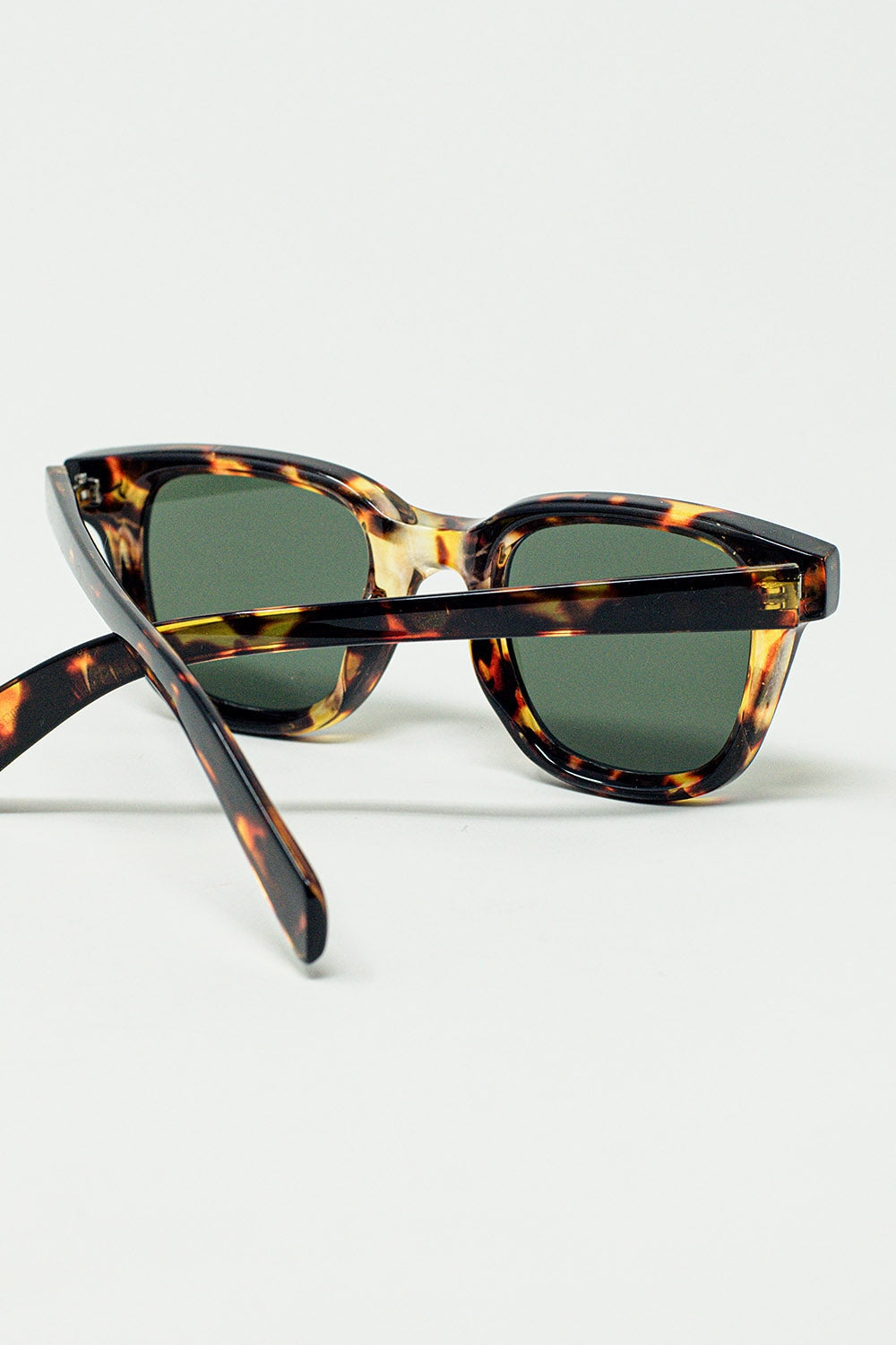 Gafas de sol polarizadas con lente oscura y montura de carey Q2