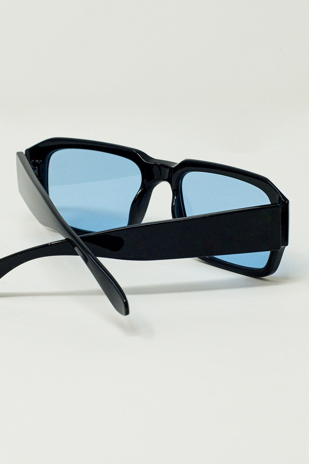 Gafas de sol rectangulares con montura negra y lentes azules Q2