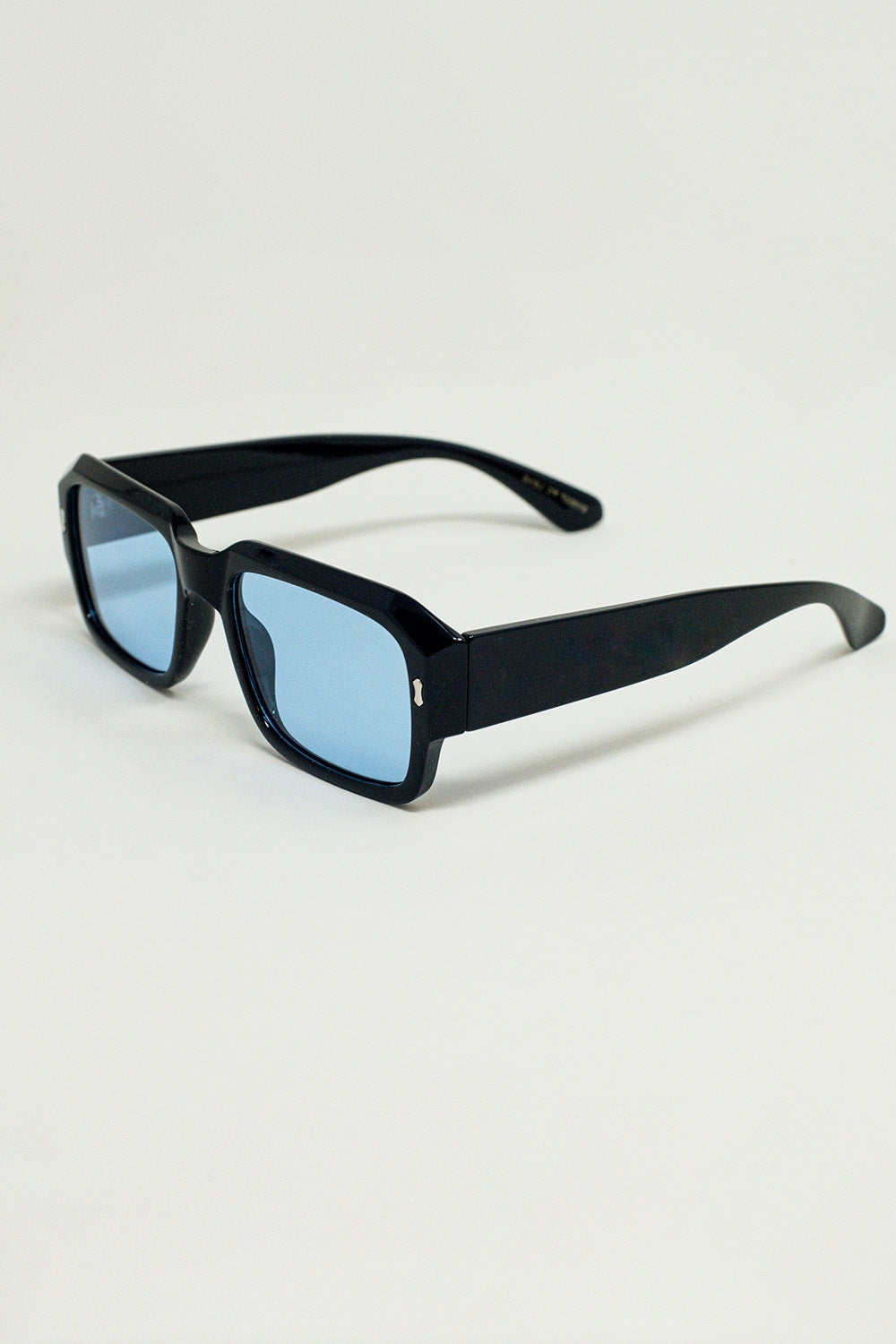 Gafas de sol rectangulares con montura negra y lentes azules Q2