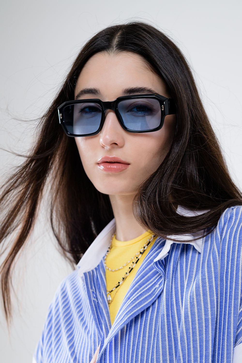 Gafas de sol rectangulares con montura negra y lentes azules Q2