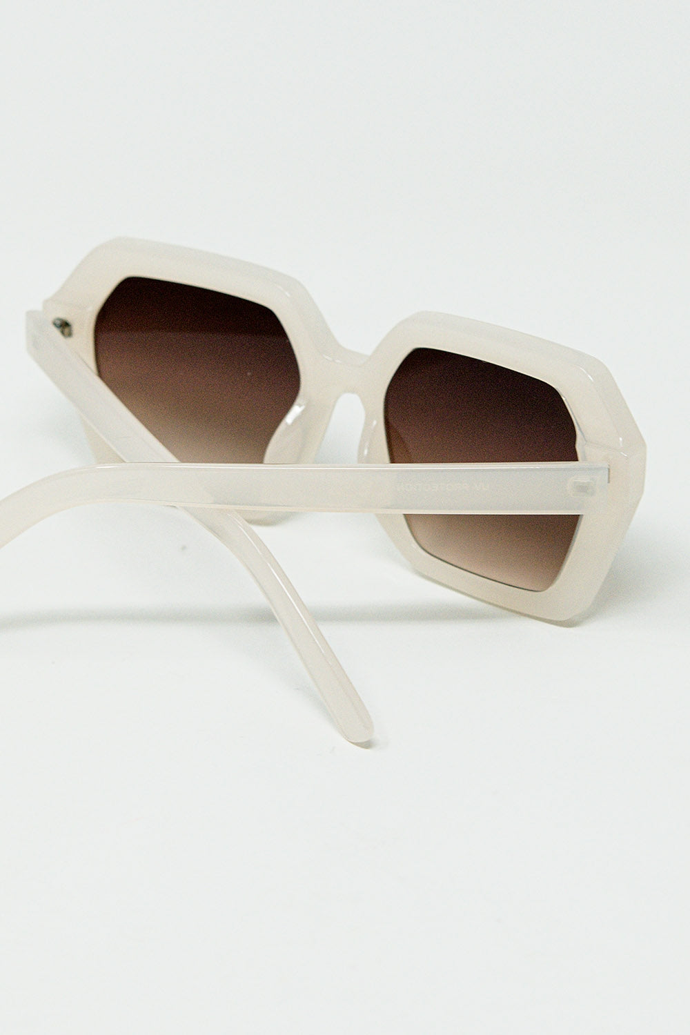 Gafas de sol rectangulares en color blanco translúcido. Q2
