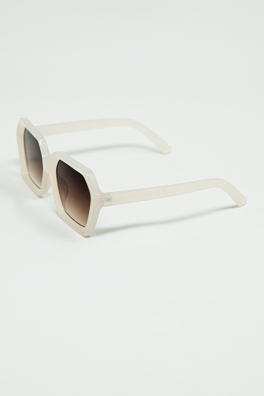 Gafas de sol rectangulares en color blanco translúcido. Q2