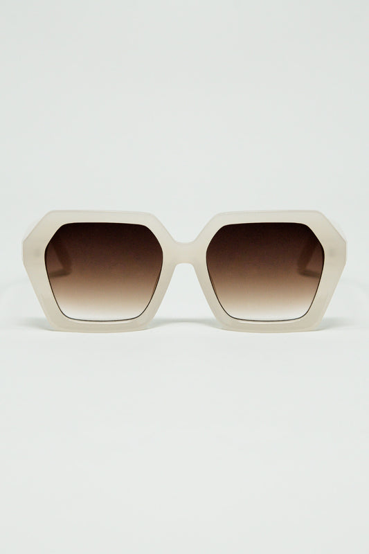 Q2 Gafas de sol rectangulares en color blanco translúcido.
