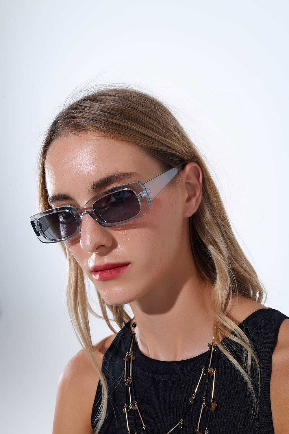 Gafas de sol rectangulares grises transparentes con cristales ahumados oscuros Q2