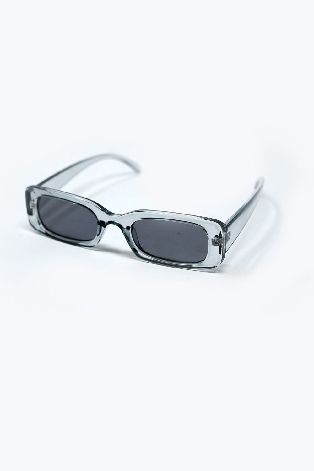 Gafas de sol rectangulares grises transparentes con cristales ahumados oscuros Q2