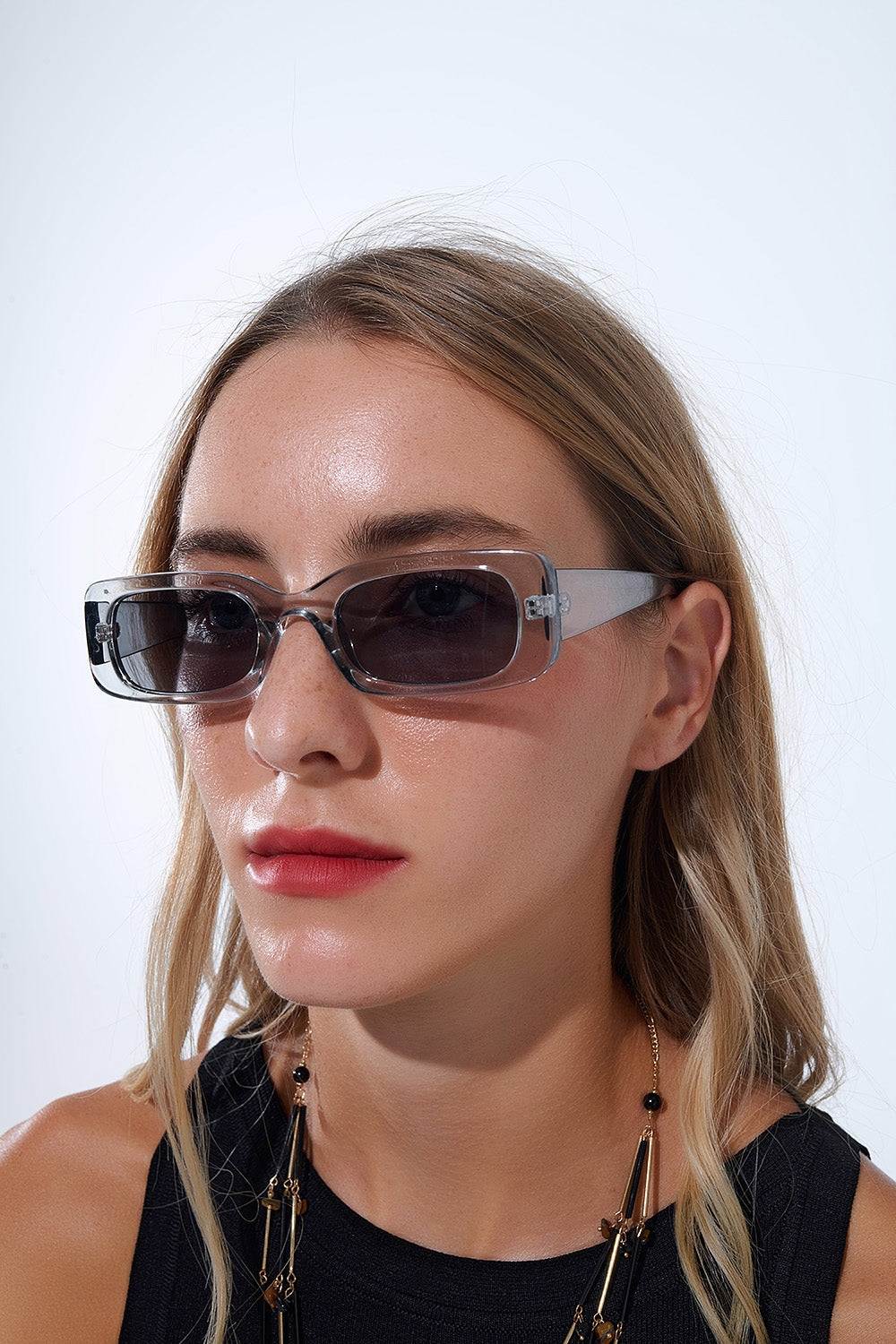 Gafas de sol rectangulares grises transparentes con cristales ahumados oscuros Q2