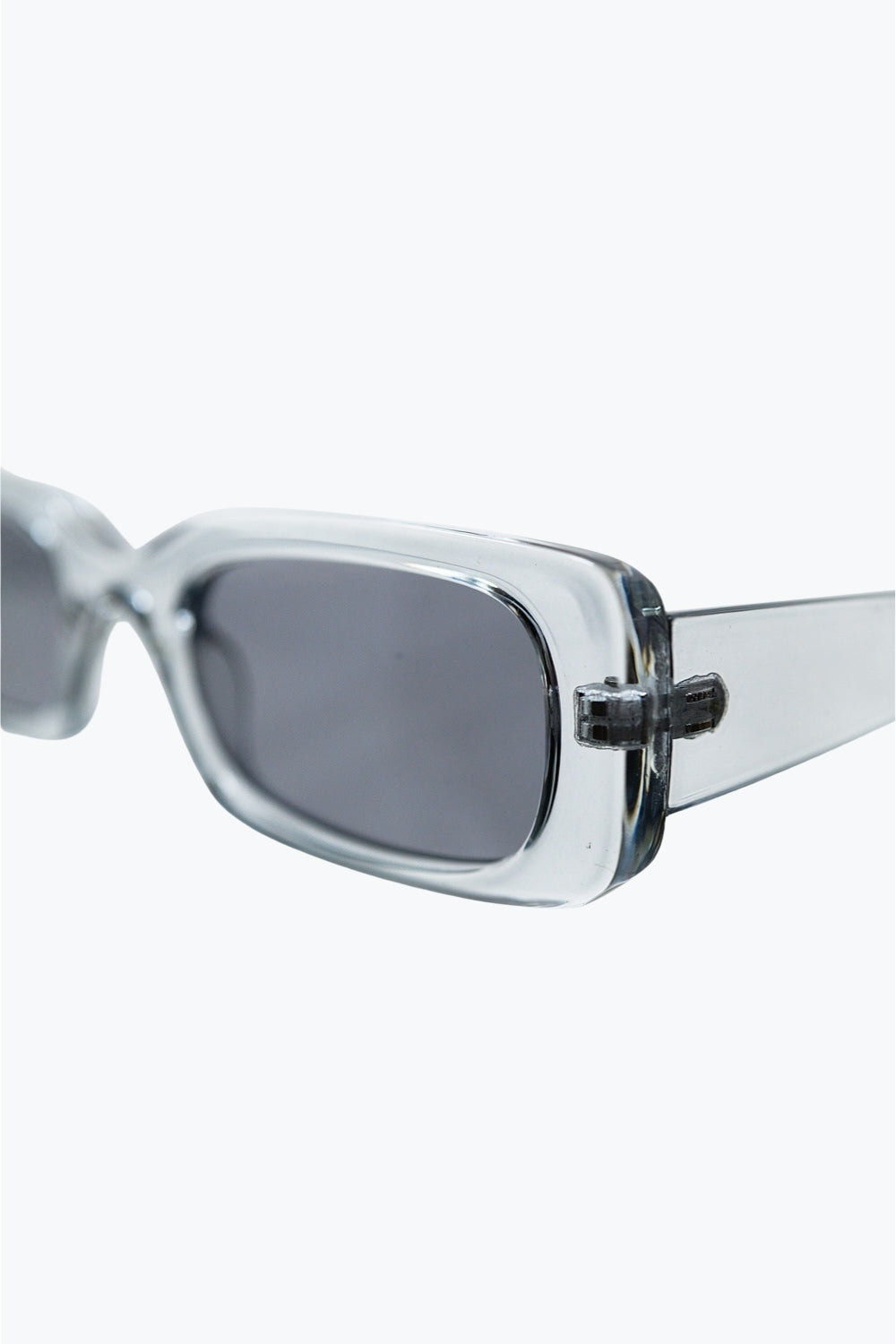 Gafas de sol rectangulares grises transparentes con cristales ahumados oscuros Q2