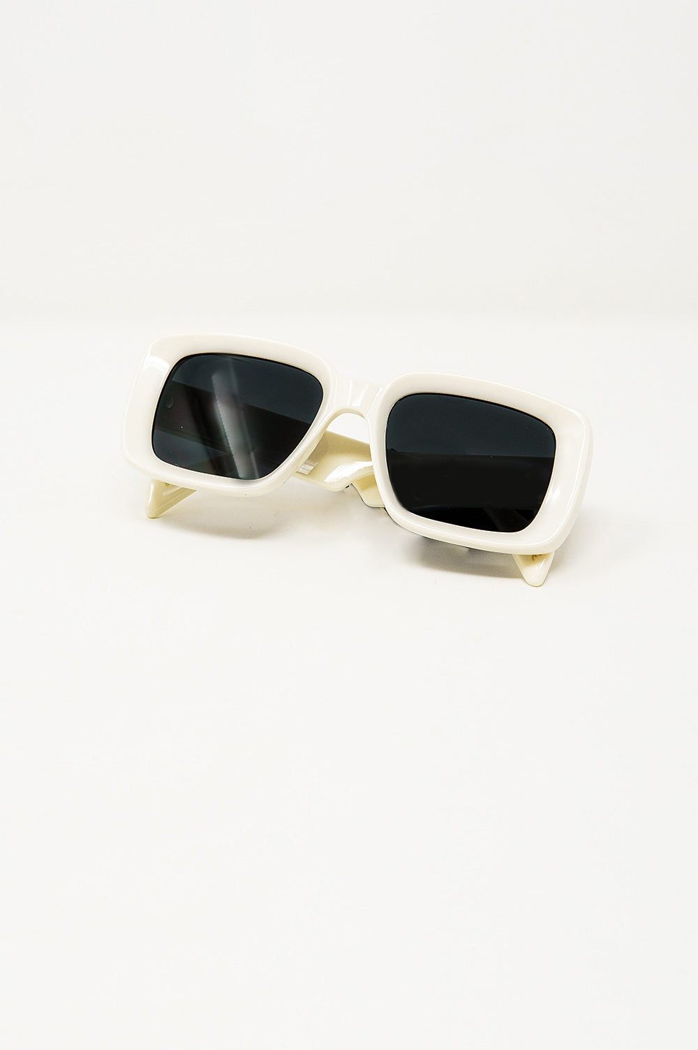 Gafas de sol rectangulares oversize con montura ancha en blanco Q2