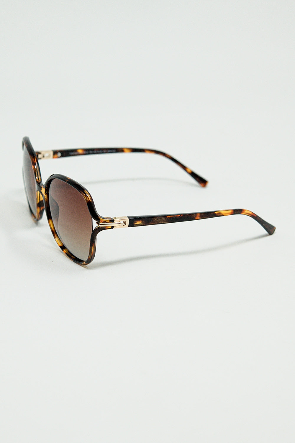 Gafas de sol redondas con estampado beige y detalle metálico dorado Q2