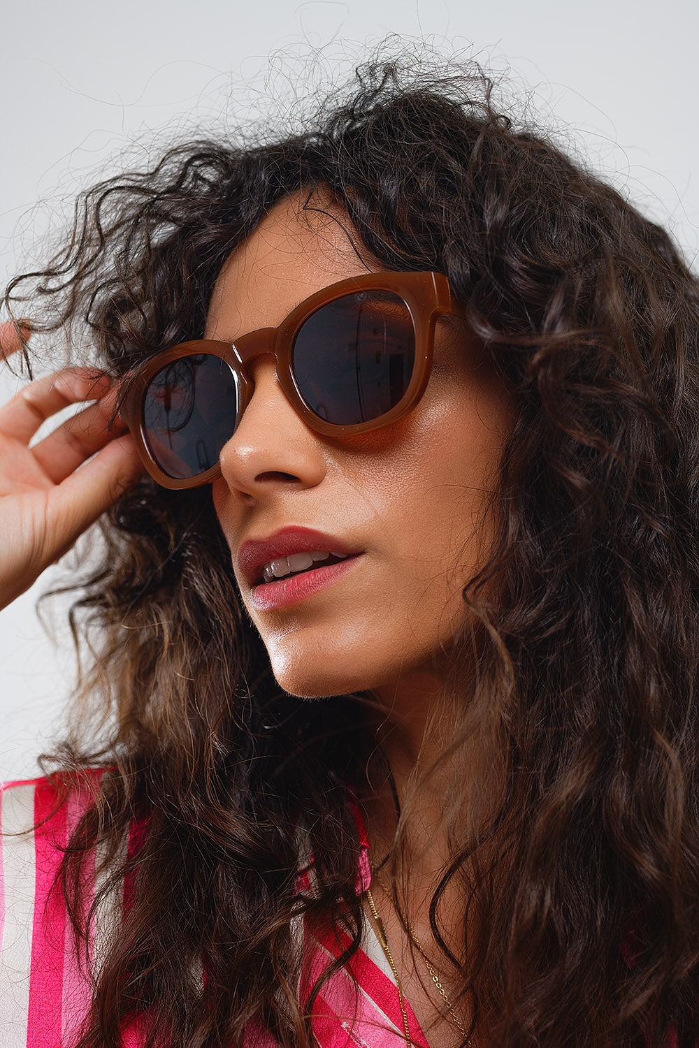 Gafas de sol redondas de los 90 con cristales tintados marrones y montura marrón claro Q2