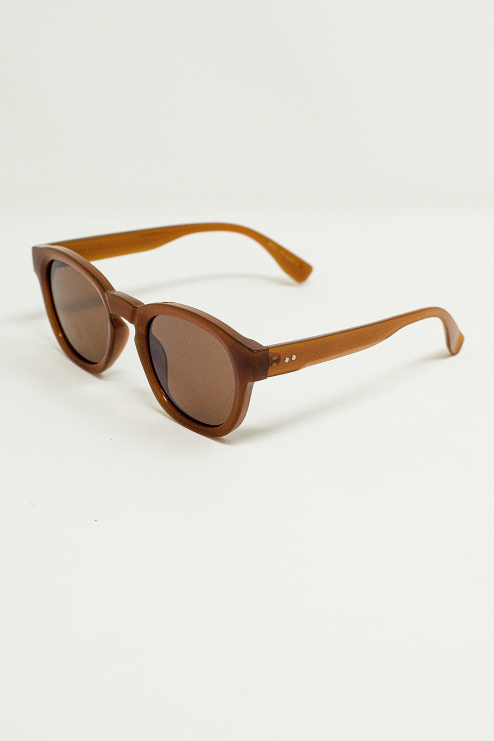 Gafas de sol redondas de los 90 con cristales tintados marrones y montura marrón claro Q2