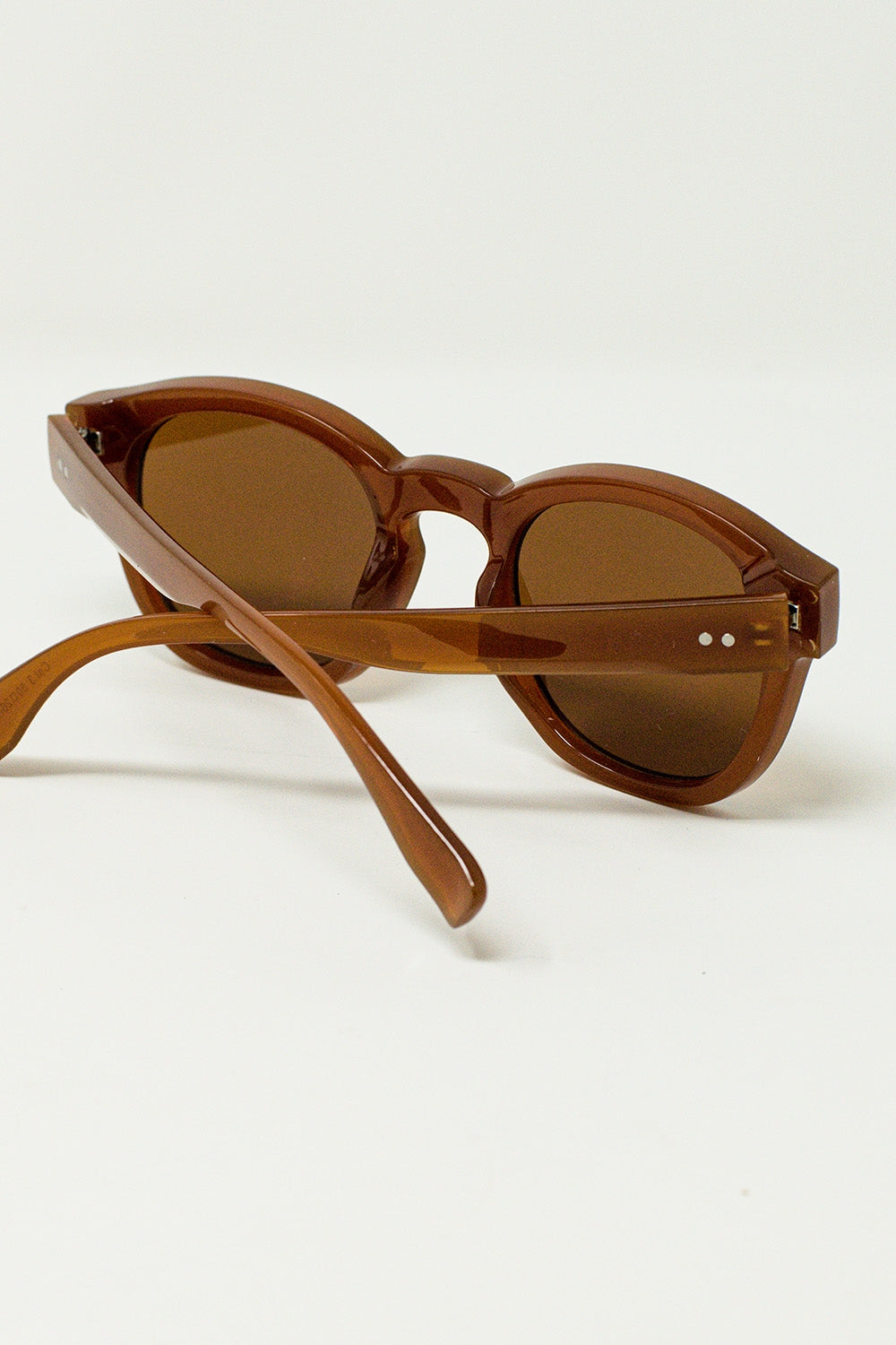Gafas de sol redondas de los 90 con cristales tintados marrones y montura marrón claro Q2