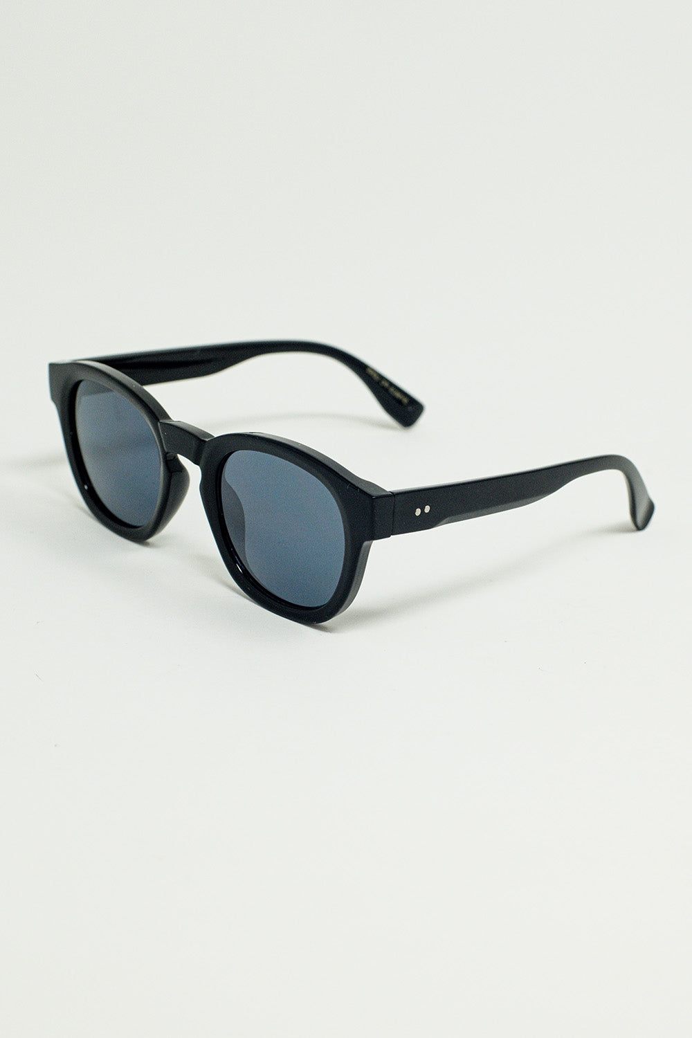 Gafas de sol redondas de los 90 con cristales tintados negros y montura negra Q2