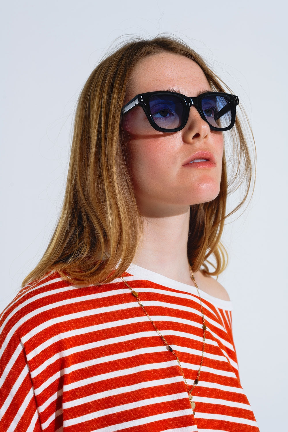 Gafas de sol retro redondas con lente azul ahumado en negro Q2