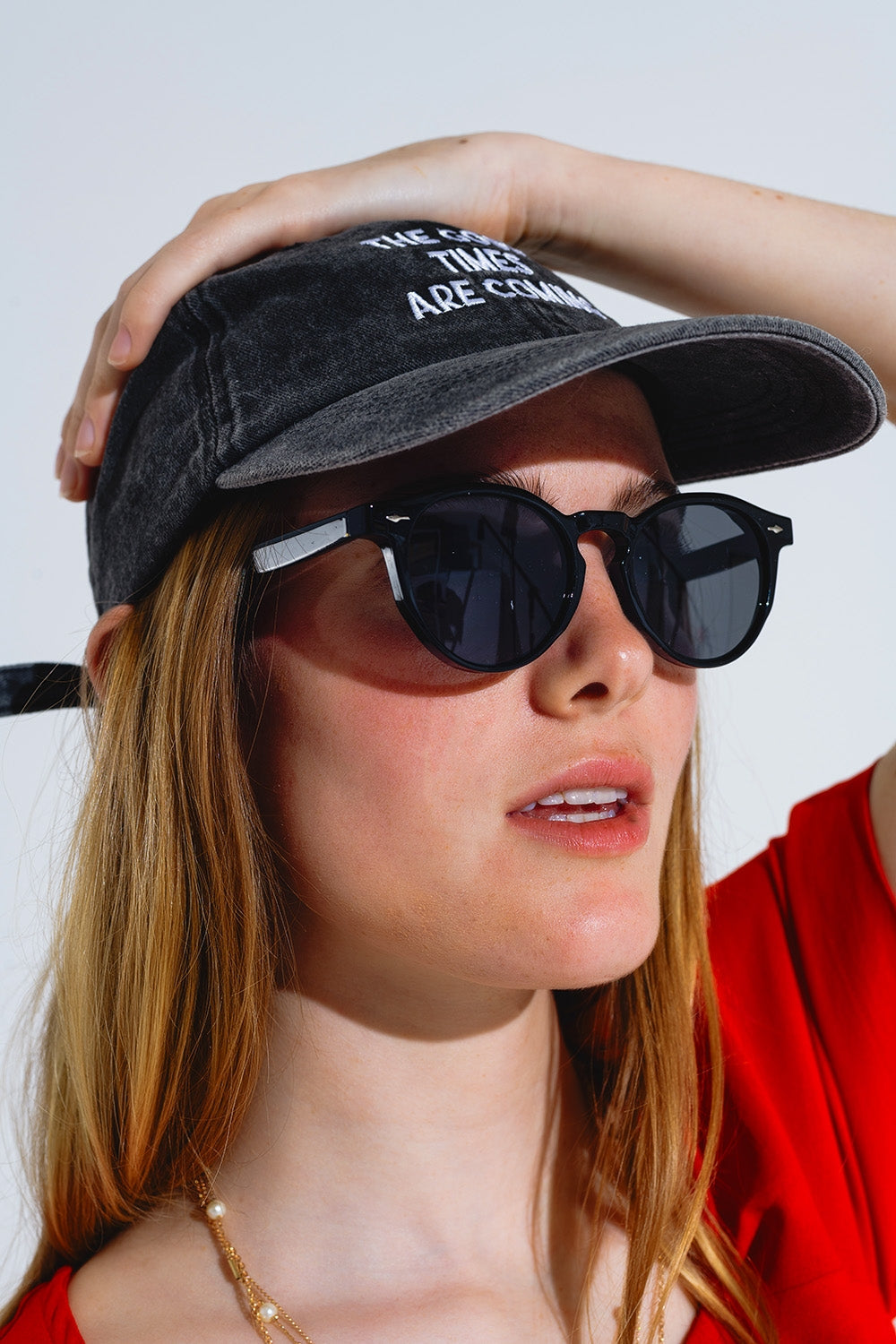 Gafas de sol retro redondas con lentes ahumadas en negro Q2