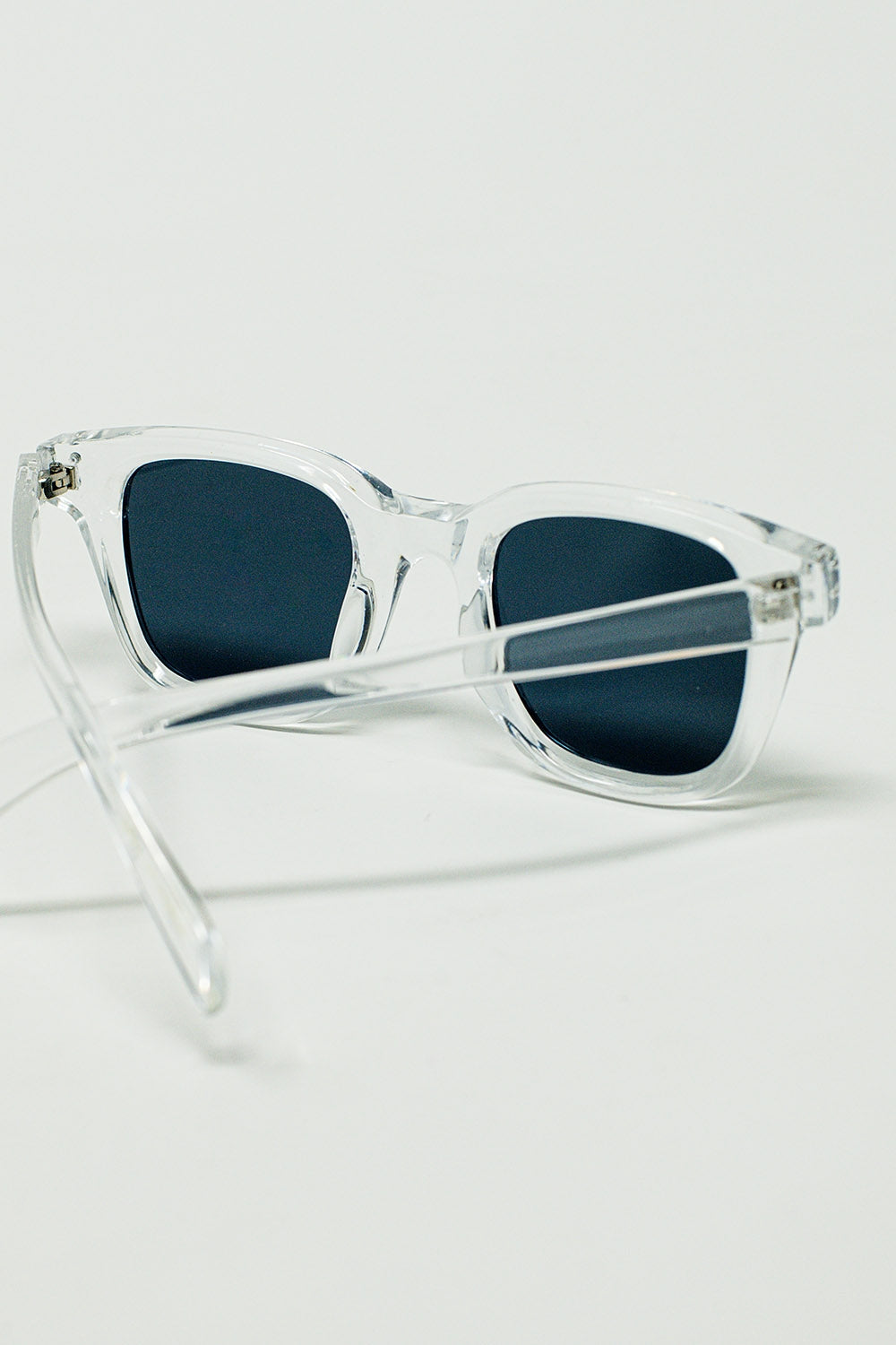 Gafas de sol retro redondas con lentes ahumadas negras y montura transparente Q2