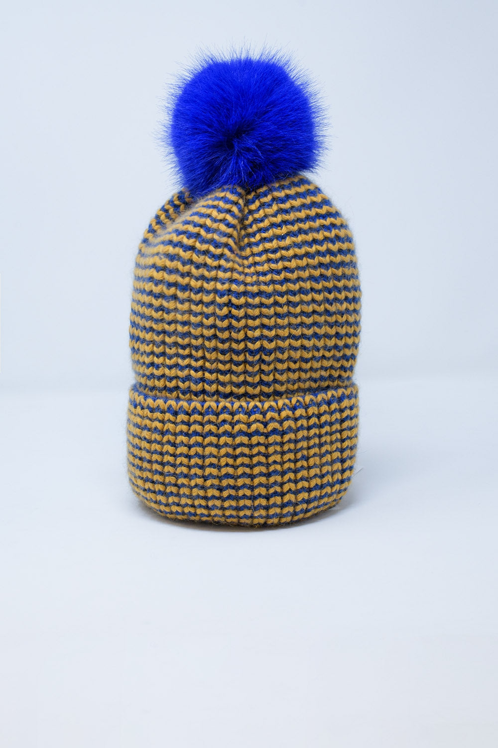Gorro de punto con pompón en azul y amarillo Q2