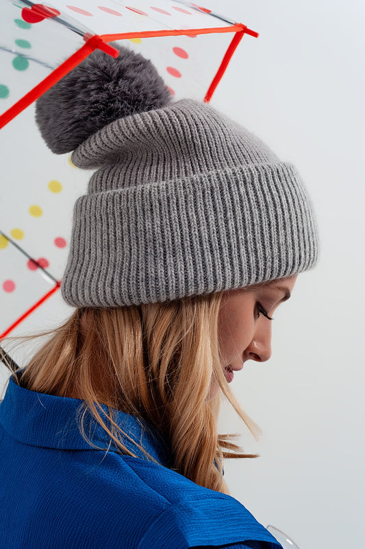 Q2 Gorro gris de punto con pompón