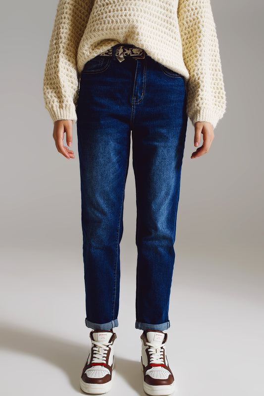 Q2 Jean estilo mom de talle alto en lavado medio