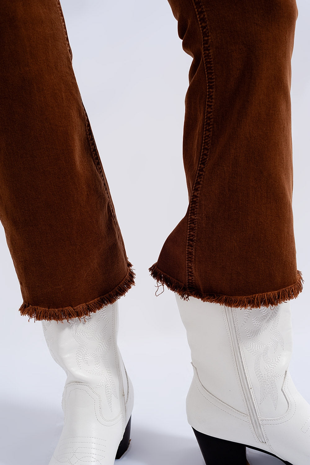 Jeans acampanados con dobladillo sin rematar en marrón Q2