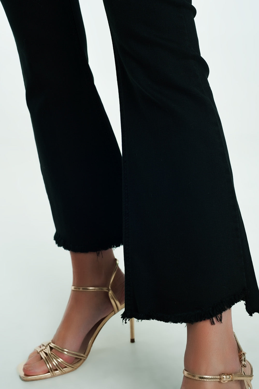 Jeans acampanados con dobladillo sin rematar en negro Q2