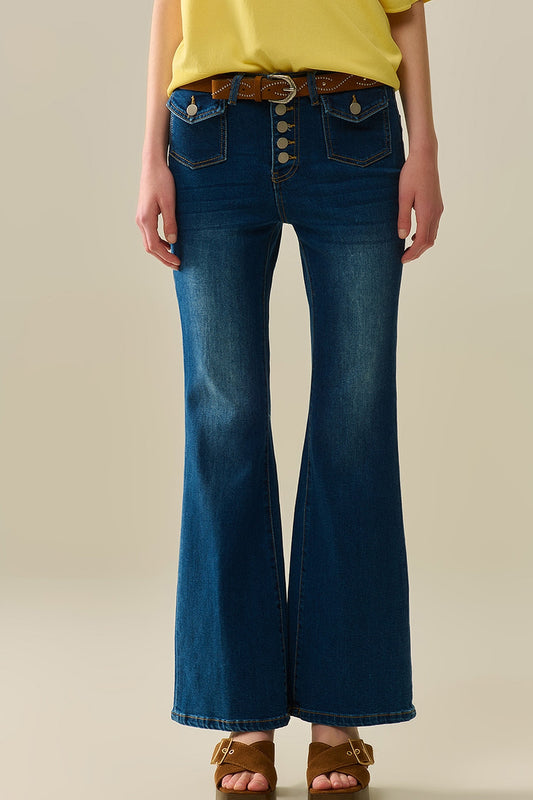 Q2 jeans acampanados de lavado medio con bolsillos