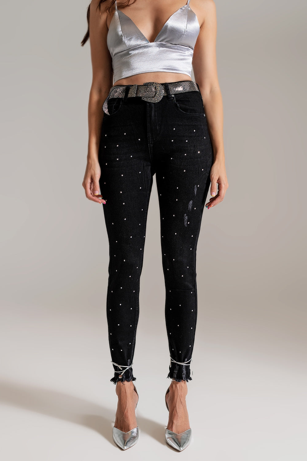 Q2 Jeans ajustados con detalles adornados en lavado negro