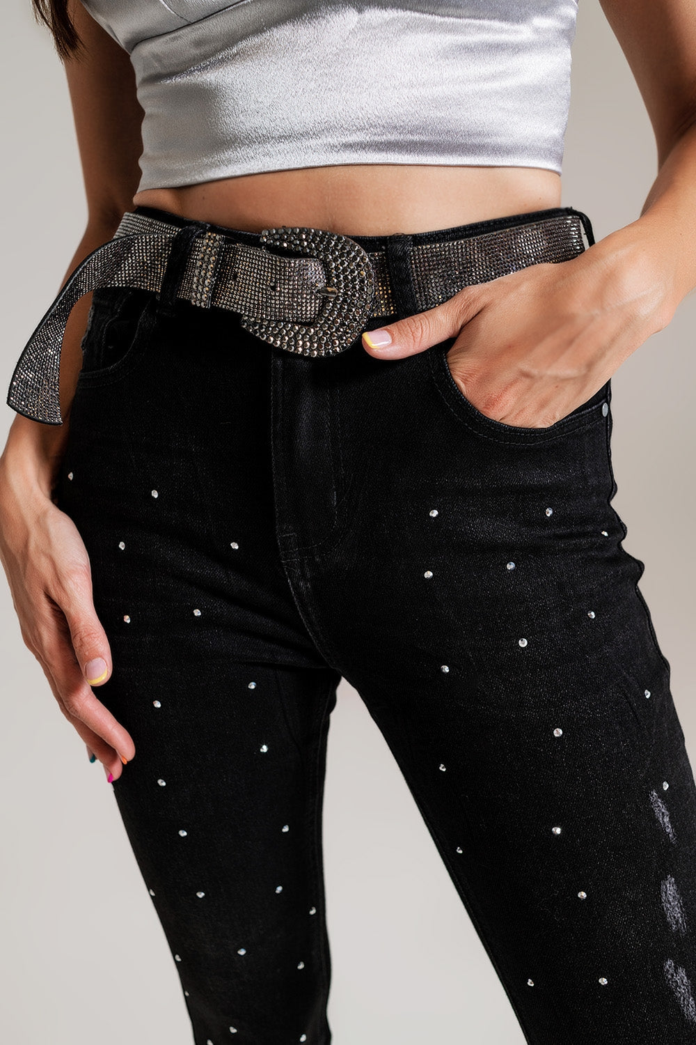 Jeans ajustados con detalles adornados en lavado negro Q2