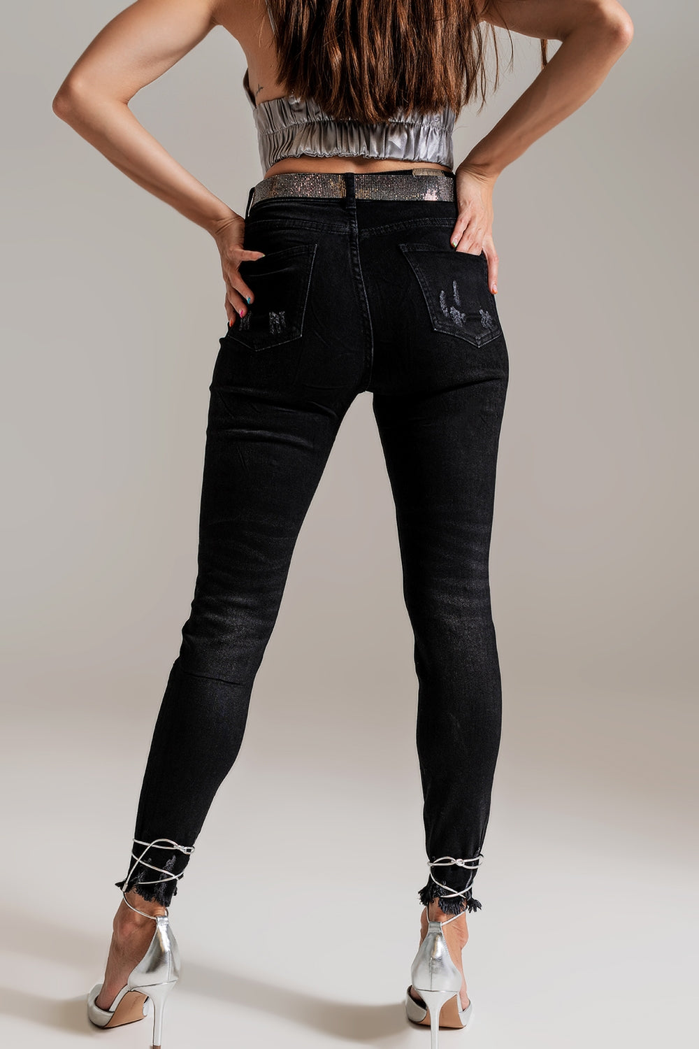 Jeans ajustados con detalles adornados en lavado negro Q2