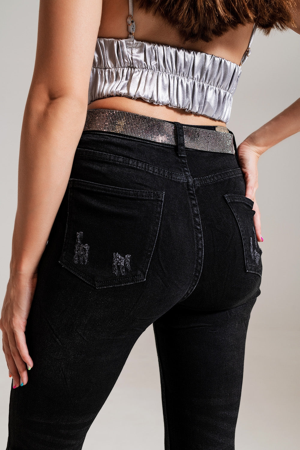 Jeans ajustados con detalles adornados en lavado negro Q2
